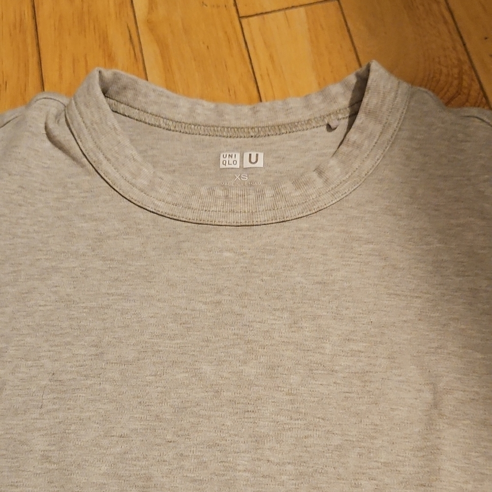 Uniqlo Light Gray Crew Neck Tee
